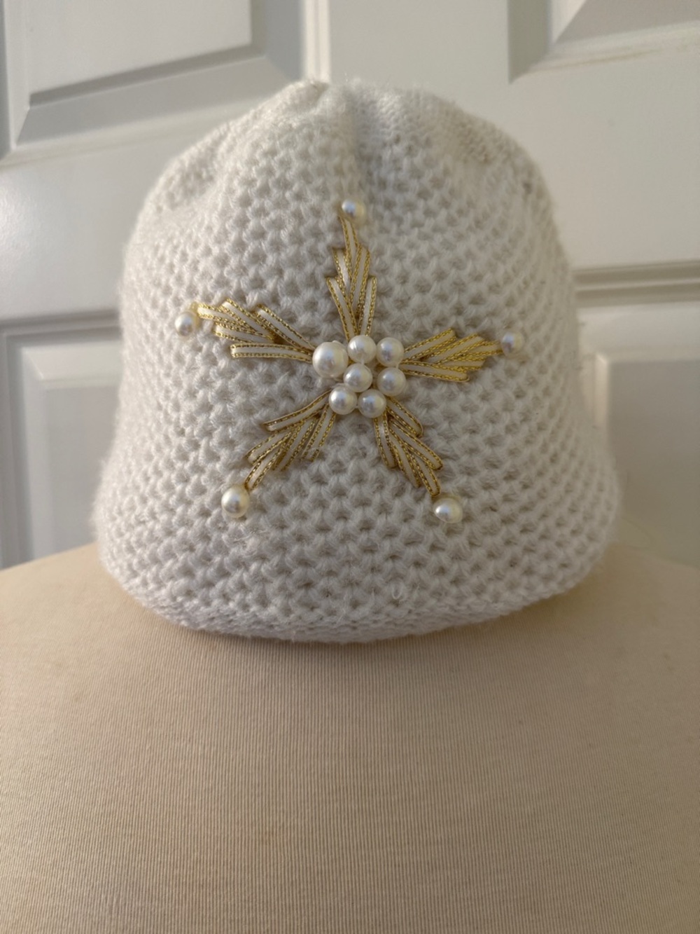 Source Unknown Cream Knit Hat with Gold & Pearl Star